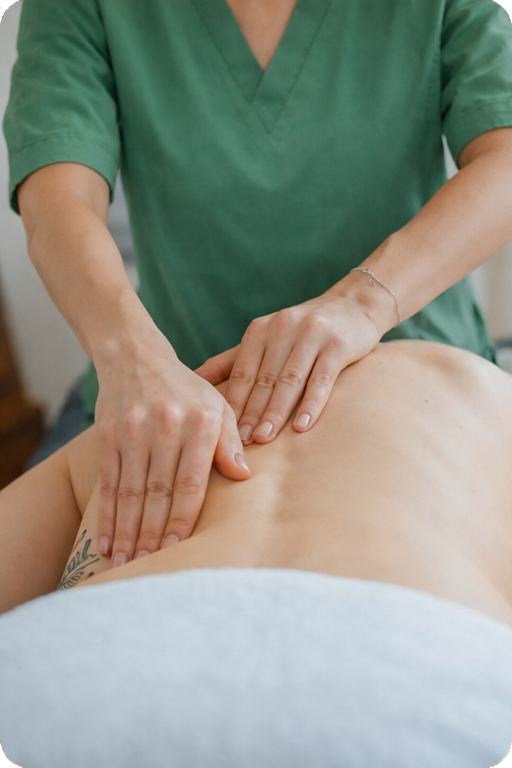 Manos masaje espalda musculos pequeña